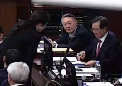 윤석열 전 대통령이 지난 1월 13일 오후 서울 서초구 서울중앙지방법원에서 진행된 내란 우두머리 혐의 2차 결심공판에 출석해 윤갑근 변호사와 김계리 변호사와 대화하는 모습을 바라보고 있다. (서울중앙지방법원 제공 영상 캡쳐. 재판매 및 DB 금지) 2026.1.13 ⓒ 뉴스1