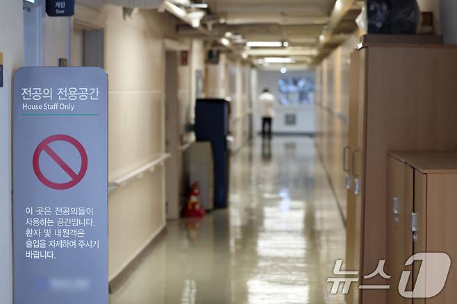 1일 서울 시내 한 대학병원에서 의료진이 이동하고 있다. ⓒ 뉴스1 황기선 기자