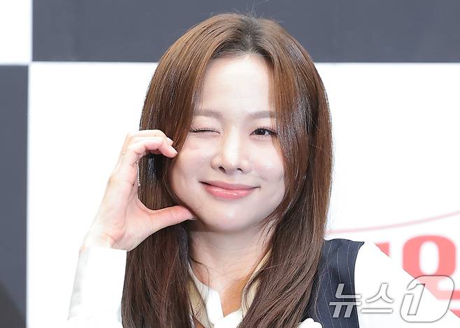 가수 솔지가 11일 오전 서울 마포구 상암 스탠포드호텔에서 진행된 MBN 서바이벌 예능 ‘현역가왕3’ 기자간담회에서 포즈를 취하고 있다. ‘현역가왕3’은 트롯 TOP7을 뽑는 기존 오디션을 넘어, 대한민국 장르별 톱티어 현역 가수들이 태극마크를 놓고 맞붙는 국가대표 선발 서바이벌 음악 예능이다. 2026.3.11 ⓒ 뉴스1 권현진 기자