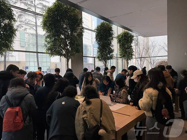 11일 서울 중구 명동 애플스토어에서 고객들이 애플의 신제품 '맥북 네오'를 살펴보고 있다. 2026.03.11 ⓒ 뉴스1