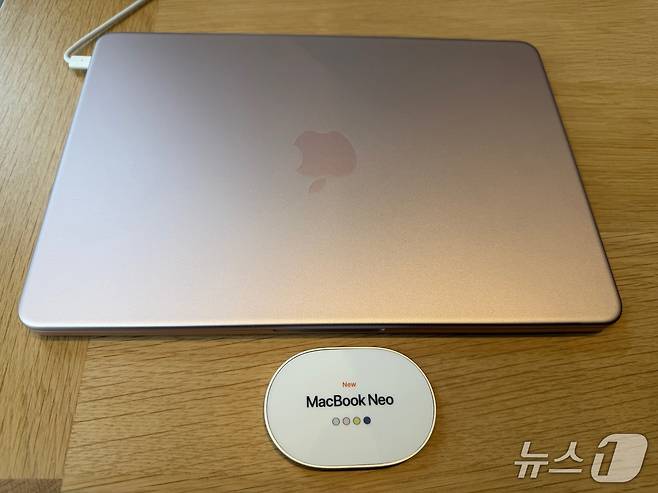 11일 서울 중구 명동 애플스토어에 전시된 맥북 네오 블러시 색상 모델. 2026.03.11/뉴스1