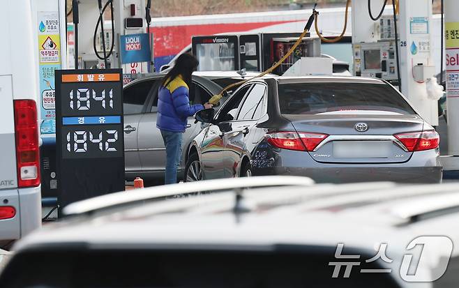 중동 사태로 급등했던 전국 평균 휘발유와 경유 가격이 11일 만에 하락 전환한 11일 오후 서울 서초구 경부고속도로 만남의광장 휴게소 내 주유소에서 운전자들이 주유를 하고 있다. 2026.3.11 ⓒ 뉴스1 오대일 기자