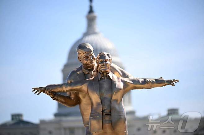 도널드 트럼프 미국 대통령과 억만장자 성범죄자 제프리 엡스타인의 동상이 10일(현지시간) 워싱턴DC 미국 국회의사당 앞에 세워져 있다. 2026.3.10 ⓒ AFP=뉴스1