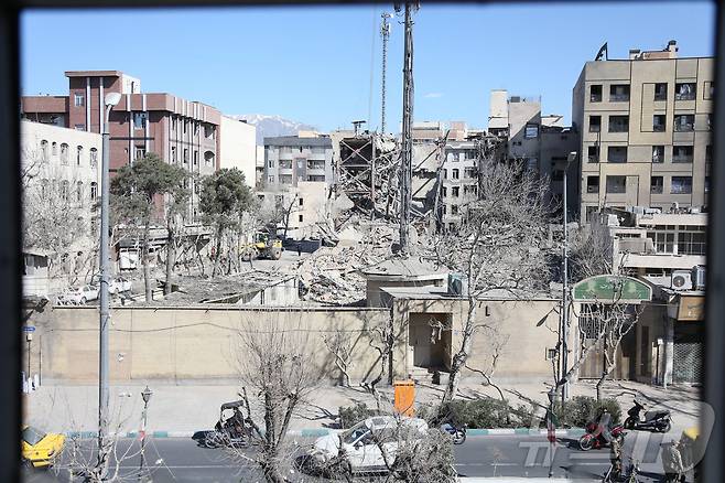 3일(현지시간) 촬영된 이 사진은 미국과 이스라엘의 공습 이후 이란 테헤란의 파손된 건물들과 잔해들을 보여주고 있다. 2026.03.03 ⓒ 신화=뉴스1