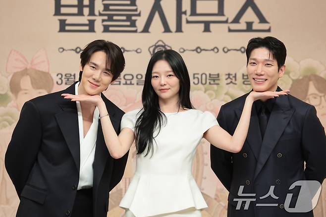 배우 유연석(왼쪽부터)가 이솜, 김경남이 11일 서울 양천구 목동 SBS에서 열린 새 금토드라마 '신이랑 법률사무소'(극본 김가영, 강철규/ 연출 신중훈) 제작발표회에 참석해 포즈를 취하고 있다. '신이랑 법률사무소'는 망자의 한을 통쾌하게 풀어주는 '신들린 변호사' 신이랑(유연석 분)과 승소에 모든 것을 건 '냉혈 엘리트 변호사' 한나현(이솜 분)의 기묘하고도 따뜻한 한풀이 어드벤처를 그린 드라마다. 2026.3.11 ⓒ 뉴스1 권현진 기자