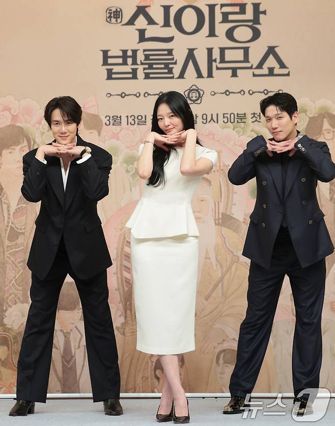 배우 유연석(왼쪽부터)가 이솜, 김경남이 11일 서울 양천구 목동 SBS에서 열린 새 금토드라마 '신이랑 법률사무소'(극본 김가영, 강철규/ 연출 신중훈) 제작발표회에 참석해 포즈를 취하고 있다. '신이랑 법률사무소'는 망자의 한을 통쾌하게 풀어주는 '신들린 변호사' 신이랑(유연석 분)과 승소에 모든 것을 건 '냉혈 엘리트 변호사' 한나현(이솜 분)의 기묘하고도 따뜻한 한풀이 어드벤처를 그린 드라마다. 2026.3.11 ⓒ 뉴스1 권현진 기자