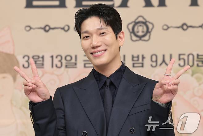 배우 김경남이 11일 서울 양천구 목동 SBS에서 열린 새 금토드라마 '신이랑 법률사무소'(극본 김가영, 강철규/ 연출 신중훈) 제작발표회에 참석해 포즈를 취하고 있다. '신이랑 법률사무소'는 망자의 한을 통쾌하게 풀어주는 '신들린 변호사' 신이랑(유연석 분)과 승소에 모든 것을 건 '냉혈 엘리트 변호사' 한나현(이솜 분)의 기묘하고도 따뜻한 한풀이 어드벤처를 그린 드라마다. 2026.3.11 ⓒ 뉴스1 권현진 기자