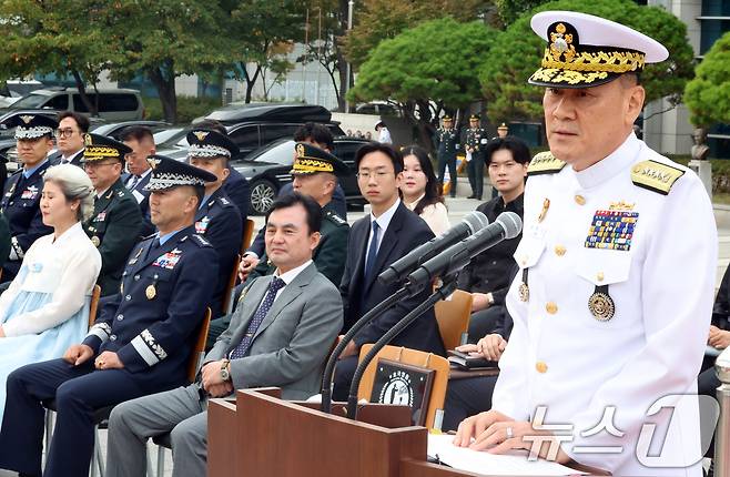 김명수 전 함참의장이 지난해 9월 30일 서울 용산구 국방부에서 열린 제44대·45대 함동참모의장 이·취임식 및 전역식에서 이임사를 하고 있다. 2025.9.30 ⓒ 뉴스1 김명섭 기자