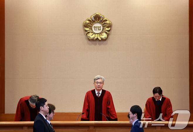 김상환 헌법재판소장과 재판관들이 26일 서울 종로구 헌법재판소에서 열린 출입국 관리 '안면 이미지 등 생체정보 활용' 헌법소원 결론 등 2월 심판사건 선고를 위해 대심판정에 참석하고 있다. 2026.2.26 ⓒ 뉴스1 이호윤 기자