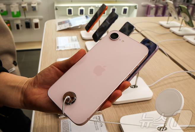 11일 서울 서초구 프리스비 신세계 강남점을 찾은 방문객이 이날 공식 출시된 애플의 보급형 모델 '아이폰 17e'를 둘러보고 있다. 2026.3.11 ⓒ 뉴스1 김진환 기자