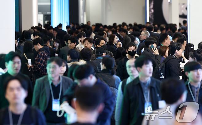 11일 서울 코엑스에서 열린 인터배터리 2026에서 관람객들이 부스를 둘러보고 있다. 올해로 14회를 맞이하는 국내 최대 규모 배터리 전시회 인터배터리 2026은 오는 13일까지 3일간 개최된다. 2026.3.11 ⓒ 뉴스1 최지환 기자