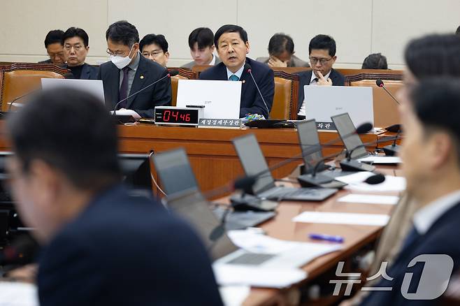 구윤철 부총리 겸 재정경제부 장관이 11일 서울 여의도 국회에서 열린 제433회 국회(임시회) 재정경제기획위원회 제1차 전체회의에서 의원들의 현안질의에 답변하고 있다. 2026.3.11 ⓒ 뉴스1 유승관 기자