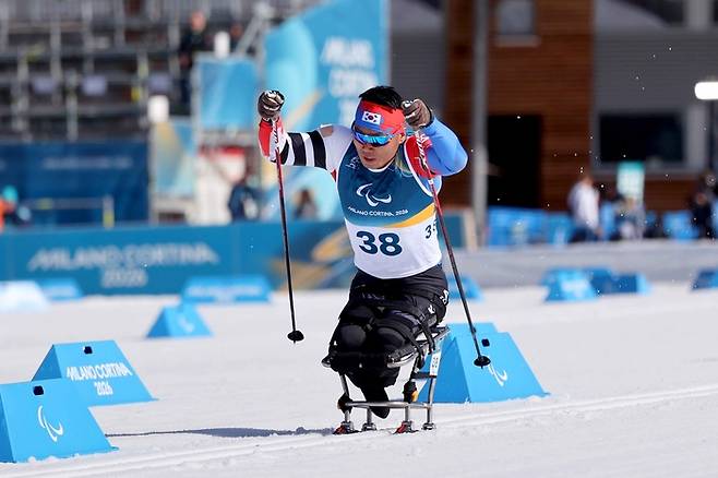 신의현이 7일(한국시간) 이탈리아 테세로 크로스컨트리 스타디움에서 열린 2026 밀라노·코르티나 동계패럴림픽 바이애슬론 남자 스프린트 좌식 7.5㎞ 레이스를 펼치고 있다. 사진 | 대한장애인체육회