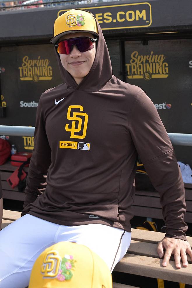 Feb 23, 2026; Peoria, Arizona, USA;  San Diego Padres third baseman Sung-Mun Song (24) looks on from the dugout during the game against the Milwaukee Brewers at Peoria Sports Complex. Mandatory Credit: Jayne Kamin-Oncea-Imagn Images연합뉴스