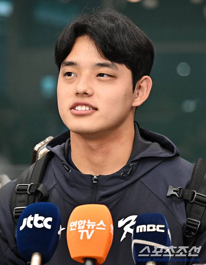 20일 오후 야구국가대표팀 선수들이 인천공항 제1터미널을 통해 귀국했다. 인터뷰 하고 있는 문동주. 인천공항=송정헌 기자songs@sportschosun.com/2026.01.20/