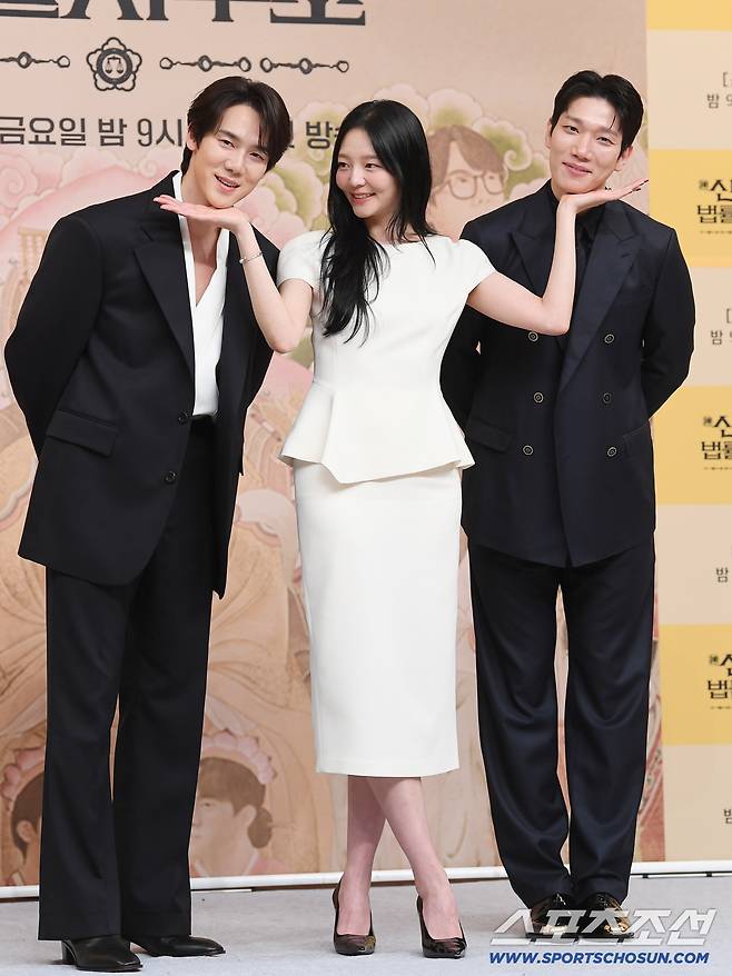 SBS 드라마 '신이랑 법률사무소' 제작발표회가 11일 오후 서울 목동 SBS에서 열렸다. 배우 유연석, 이솜, 김경남이 포즈 취하고 있다. 정재근 기자 cjg@sportschosun.com/2026.3.11/