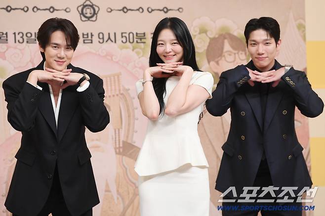 SBS 드라마 '신이랑 법률사무소' 제작발표회가 11일 오후 서울 목동 SBS에서 열렸다. 배우 유연석, 이솜, 김경남이 포즈 취하고 있다. 정재근 기자 cjg@sportschosun.com/2026.3.11/