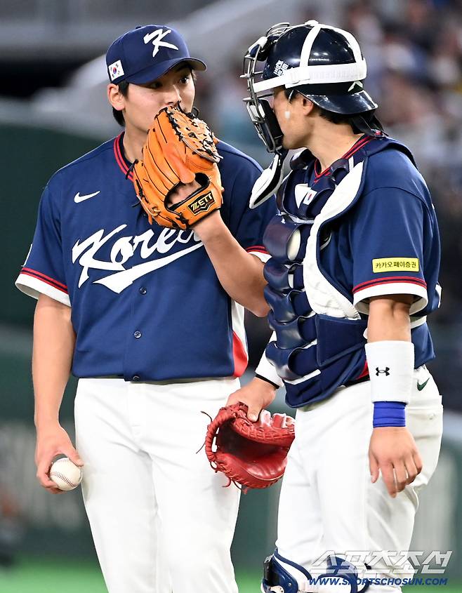 7일 일본 도쿄돔에서 열린 WBC(월드베이스볼클래식) 한국과 일본의 경기. 4회말 2사 1루 위기를 맞은 조병현 박동원 배터리가 이야기를 하고 있다. 도쿄(일본)=허상욱 기자wook@sportschosun.com/2026.03.07/