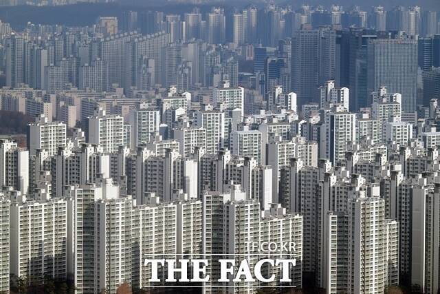 한국갤랩이 지난 3일~5일 전국 만 18세 이상 1001명을 대상으로 향후 1년간 집값 전망을 조사한 결과, 46%가 하락할 것으로 내다봤다. /남윤호 기자