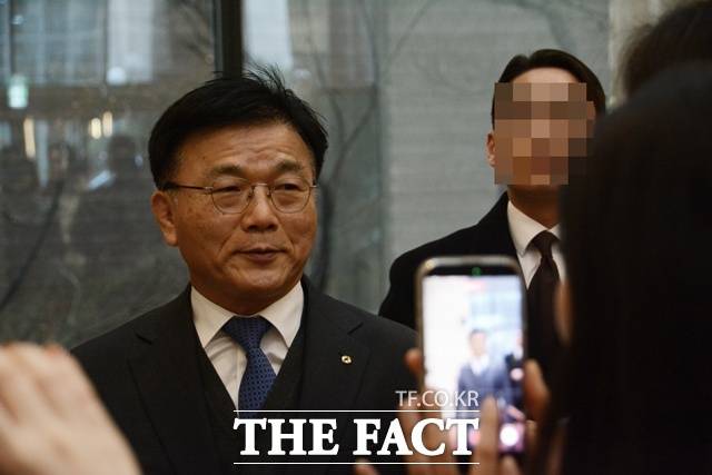 박상진 산업은행 회장이 지난 1월 26일 오후 서울 명동 은행연합회 건물에 입장하면서 취재진들에게 둘러싸여 있다. /김태환 기자