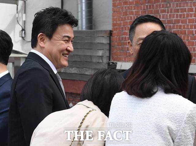 결혼식 찾은 배우 박중훈.