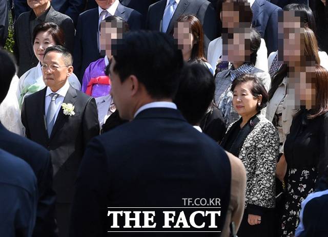기념촬영하는 현정은 현대그룹 회장(오른쪽).