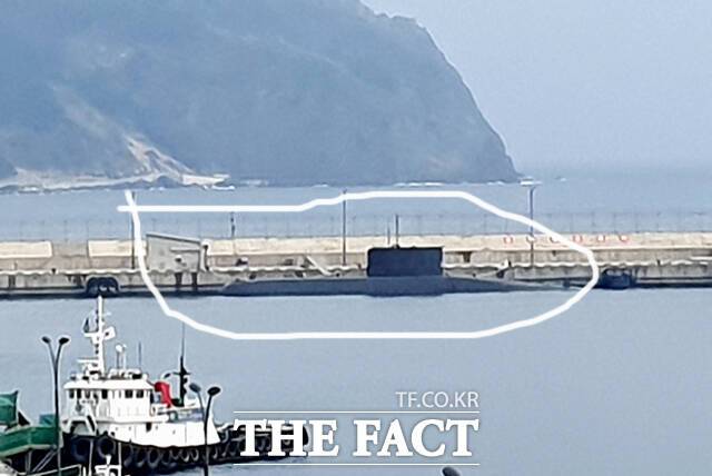 해군 제1함대사령부 소속으로 추정되는 잠수함이 울릉항 내 해군 전용 부두에 입항해 있다. /독자 제공