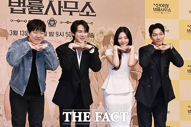 신중훈 감독, 배우 유연석 이솜 김경남(왼쪽부터)이 11일 오후 2시 서울시 양천구 목동 SBS에서 진행된 SBS 새 금토드라마 '신이랑 법률사무소'의 제작발표회에 참석해 다양한 이야기를 나눴다. /송호영 기자