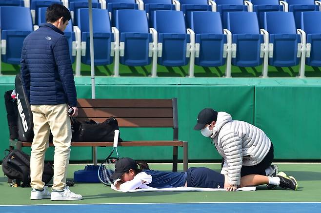 경기 중 다리 통증으로 메디컬 타임을 쓰고 있는 정의수. 사진 대한테니스협회