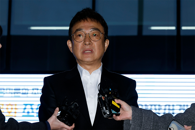 음주운전을 시인한 배우 이재룡이 10일 오후 서울 강남경찰서 교통조사계에서 피의자 신분으로 조사를 받고 나와 입장을 표명하고 있다.