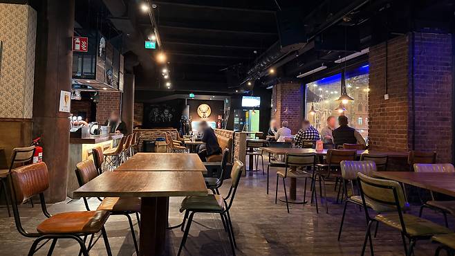 지난달 26일 저녁 헬싱키 번화가인 미콘카투 지역 인근에 있는 식당에는 손님보다 빈자리가 더 많았다./헬싱키=홍인석