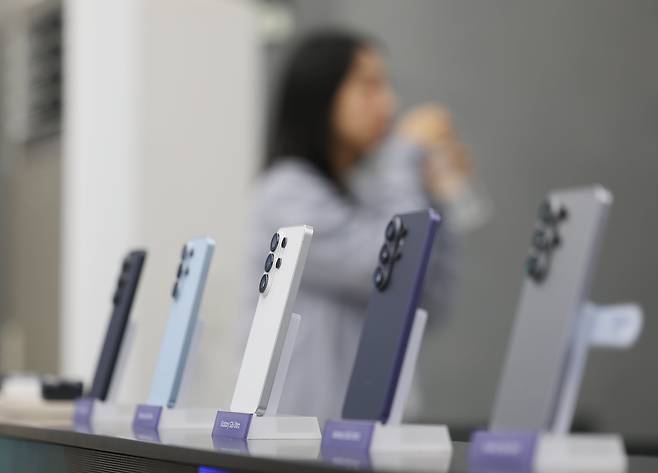 '갤럭시S26' 시리즈가 공식 출시된 11일 서울 서초구 삼성 강남 매장에 갤럭시S26 울트라가 진열돼 있다./연합뉴스