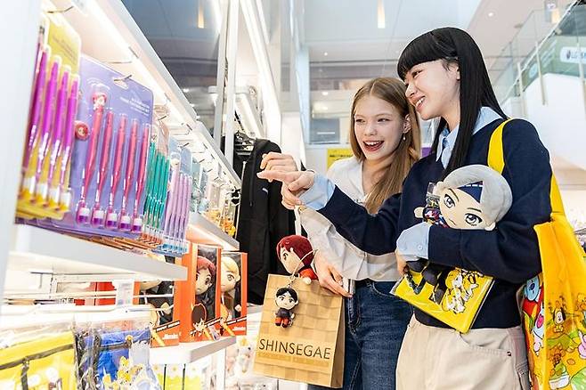 외국인 모델들이 신세계면세점 명동점 'K-웨이브존'에서 BTS 굿즈를 살펴보고 있다.ⓒ신세계면세점