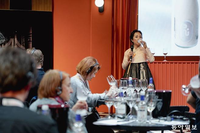 지난달 파리에서 열린 와인박람회에서 최영선 술주컴퍼니 대표가 프랑스인들을 대상으로 전통주 시음회를 진행하고 있다. 파리=유근형 특파원