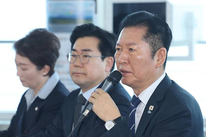 정청래 더불어민주당 대표가 11일 인천 강화군 강화평화전망대에서 열린 현장 최고위원회의에서 발언하고 있다. 뉴스1