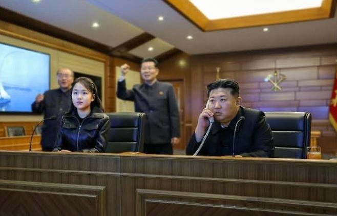 10일 김정은 북한 노동당 총비서와 그의 딸 주애가 최현호 전략순항미사일 시험발사를 참관하고 있다. 평양 노동신문=뉴스1