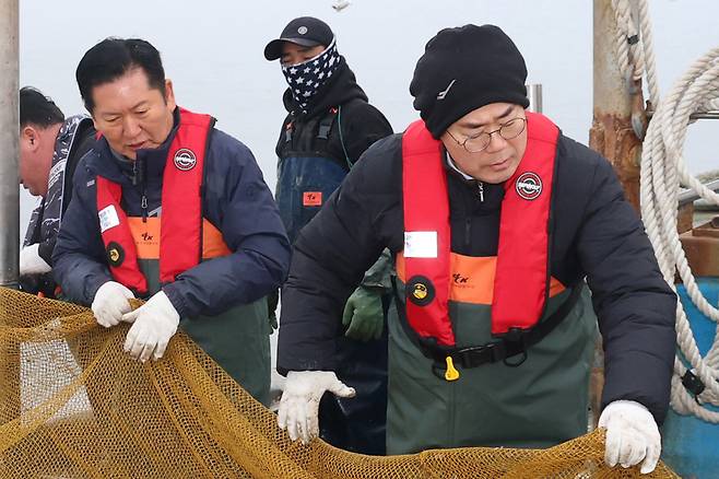 더불어민주당 정청래 대표와 박찬대 의원(인천시장 후보)이 11일 오후 인천 강화군 서검도 앞바다 조업한계선 근처 괴리어장에서 새우잡이 조업 현장 체험을 하고 있다. 공동취재