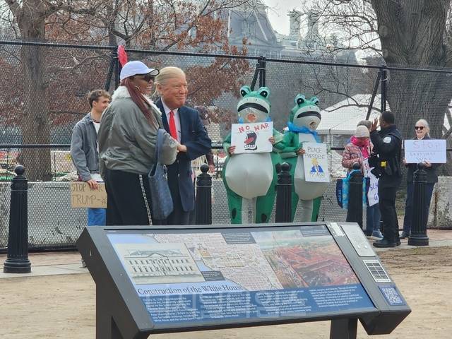 미국 워싱턴 D.C.(Washington DC) 인근 집회 참가자들이 전쟁을 중단하라는 내용이 담긴 피켓을 들고 시위하는 모습. 독자제공