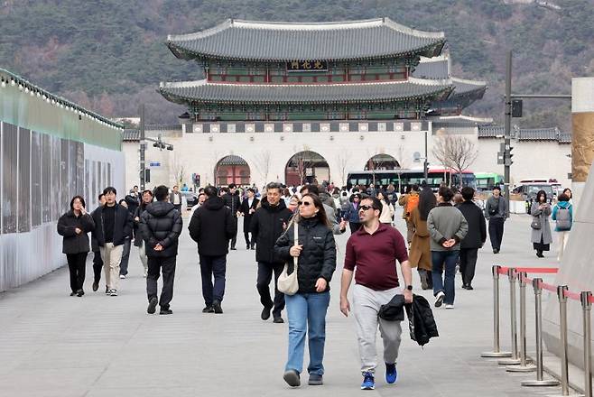 서울 종로구 광화문광장에서 외국인 관광객들이 전시물을 구경하며 걸어가고 있다. 뉴시스