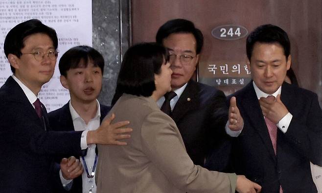 11일 국회에서 열린 국민의힘 지역발전영입인재 환영식에 참석하려던 장동혁 대표에게 한 기자가 김민수 최고위원의 \'장대표의 결의문 논의는 사실이 아니다.\' 라는 페이스북 글에 대해 질문을 하자 송언석 원내대표와 조정훈 인재영입위원장이 제지하고 있다. 윤운식 선임기자 yws@hani.co.kr