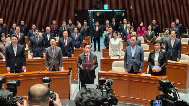 송언석(맨 앞줄 가운데) 국민의힘 원내대표가 9일 국회의사당에서 의원총회를 마친 뒤 '윤석열 전 대통령의 정치적 복귀를 요구하는 일체의 주장에 명백히 반대한다'는 내용의 결의문을 낭독하고 있다. 뉴시스