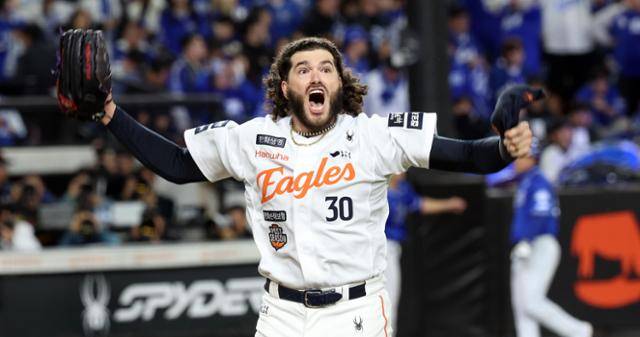 지난해 10월 24일 삼성과의 플레이오프 5차전에 등판한 한화의 외국인 투수 폰세가 5회초 삼성 타선을 막아낸 뒤 포효하며 마운드를 내려오고 있다. 폰세는 지난해 17승을 거두며 한화를 한국시리즈로 이끌었다. 대전=뉴시스