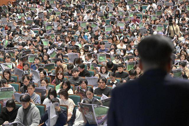 수험생과 학부모들이 지난해 12월 서울 종로구 성균관대 600주년 기념관 새천년홀에서 열린 '2026 정시 합격 가능선 예측 및 지원전략 설명회'를 찾아 종로학원 입시 전문가의 강연을 듣고 있다. 민경석 기자