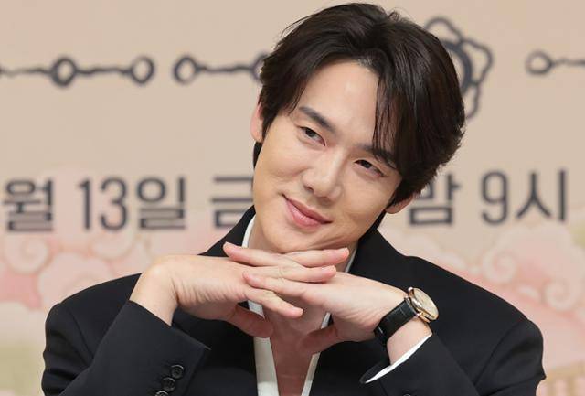 배우 유연석이 11일 서울 양천구 목동 SBS에서 열린 새 금토드라마 '신이랑 법률사무소' 제작발표회에 참석해 포즈를 취하고 있다. 뉴스1