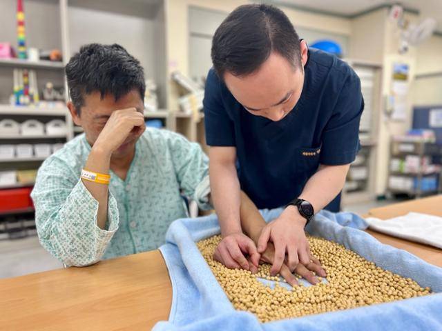 5일 경기 성남시 분당제생병원 재활치료실에서 뇌출혈로 입원한 이규태(왼쪽)씨가 감각입력치료를 받고 있다. 변태섭 기자