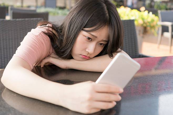 갈등 해결이나 감정 전달의 인간관계 문제를 인공지능(AI)에 맡기는 형태의 새로운 소셜 오프로딩 현상이 확산하고 있다/사진=게티이미지뱅크