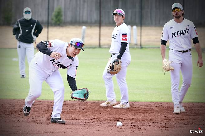 캠프에서 1루수 수비 훈련 중인 김현수. KT 제공