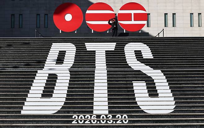 <yonhap photo-4320="">세종문화회관 계단에서 일본인 관광객이 그룹 방탄소년단(BTS)의 컴백을 알리는 홍보물 앞에서 기념촬영하고 있다. 연합뉴스</yonhap>