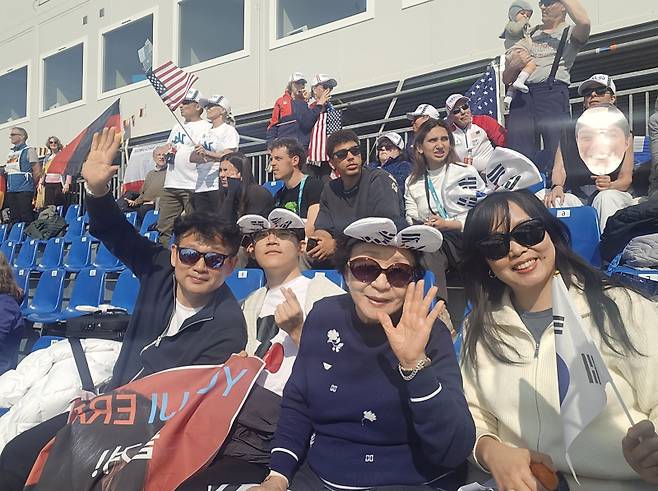 김윤지를 응원하기 위해 이탈리아 현지를 찾은 가족들. 사진=대한장애인체육회 제공