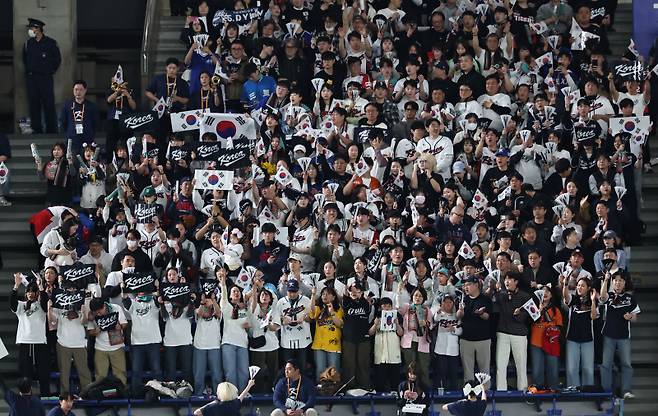 <yonhap photo-4883="">7일 일본 도쿄돔에서 열린 2026 WBC 조별리그 C조 2차전 대한민국과 일본의 경기. 한국 관중들이 응원을 하고 있다. 2026.3.7 [연합뉴스]</yonhap>